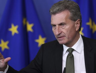 Γκ. Έτιγκερ: «Συμφέρον της Ελλάδας οι ροές των ευρωπαϊκών κονδυλίων στην ανάκαμψη της οικονομίας της»